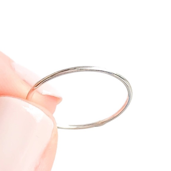 1mm- 925 sterling silver smooth ring band. Minimalist ring. Simple everyday ring - Picture 2 of 4